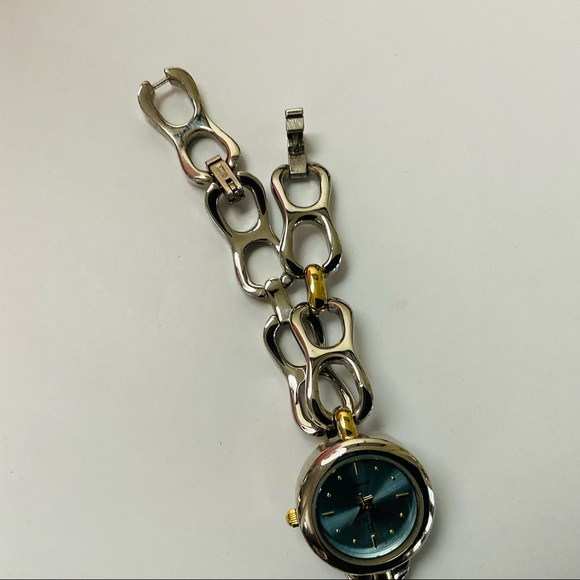 Berenger Women’s Two Tone Silver/Gold Watch w/2 Additional Clasps For Sizing - Picture 5 of 6